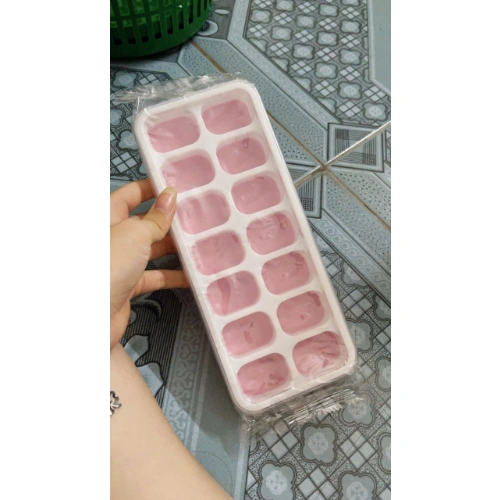 Khay đá mình dùng ok nha, đế mềm lấy đá dễ dàng 